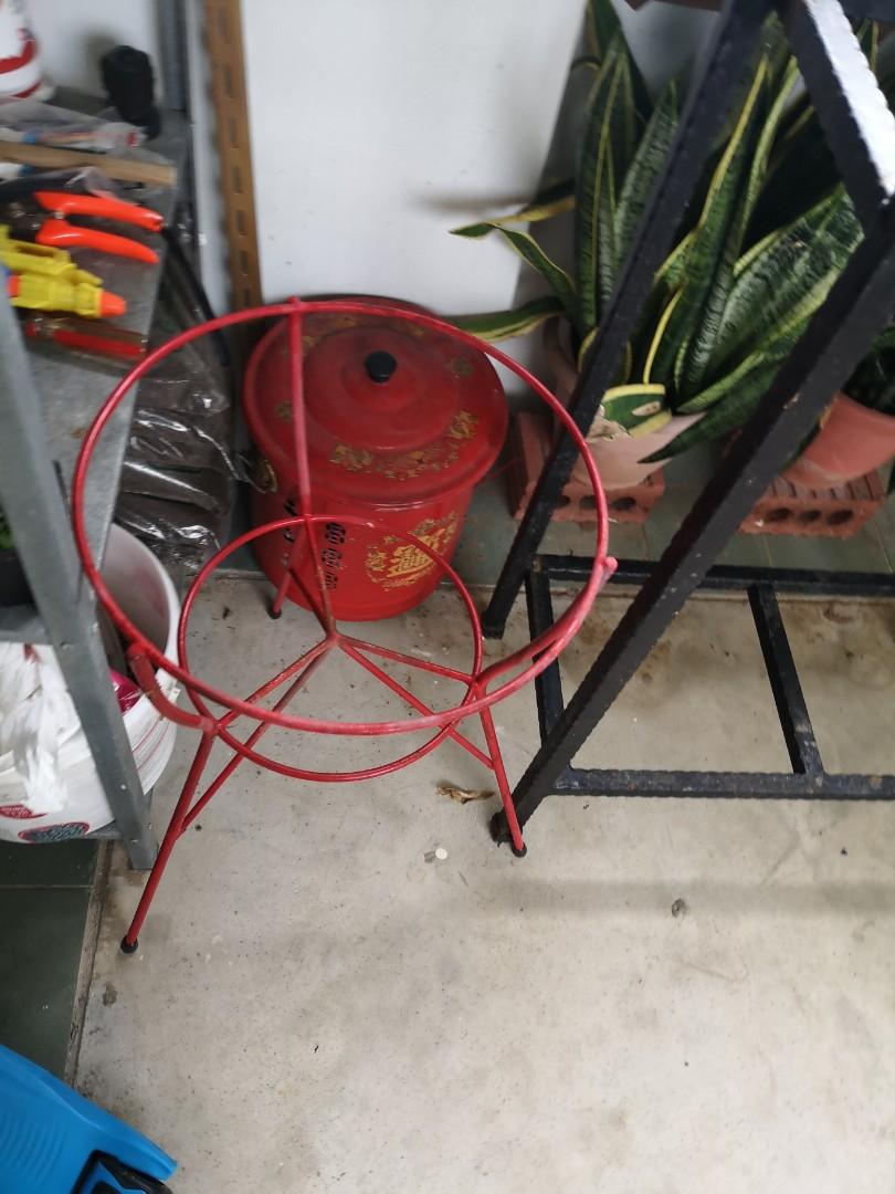 Pot stand (Category: Pots & Planters) located in Singapore. Submitted by kelng78 (Listing ID 1024412021, Image 3). Description: Can hold pot of size up to about 35cm Stand height is 60cm.