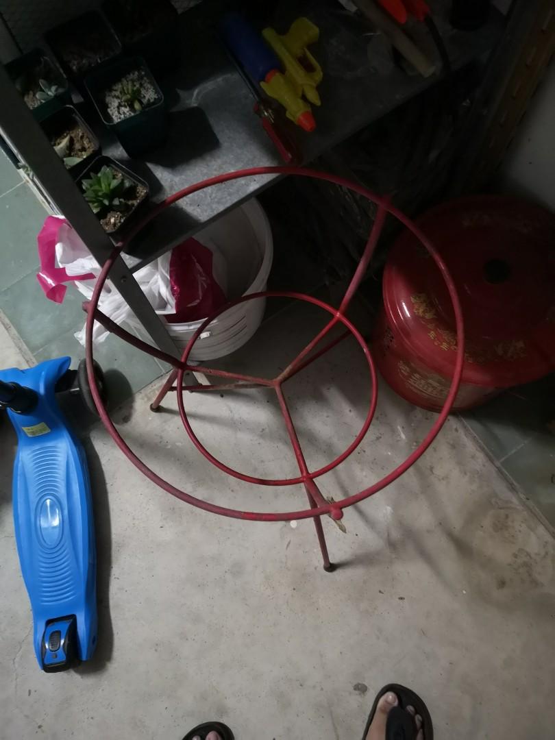 Pot stand (Category: Pots & Planters) located in Singapore. Submitted by kelng78 (Listing ID 1024412021, Image 1). Description: Can hold pot of size up to about 35cm Stand height is 60cm.