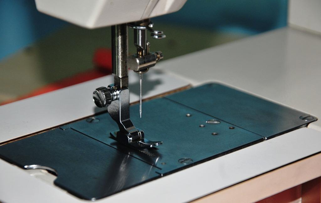 Singer Sewing Machine LW103s, TV & Home Appliances, Other Home ...