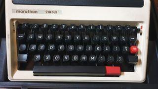 Marathon Vintage 910DLX Manual Portable Typewriter