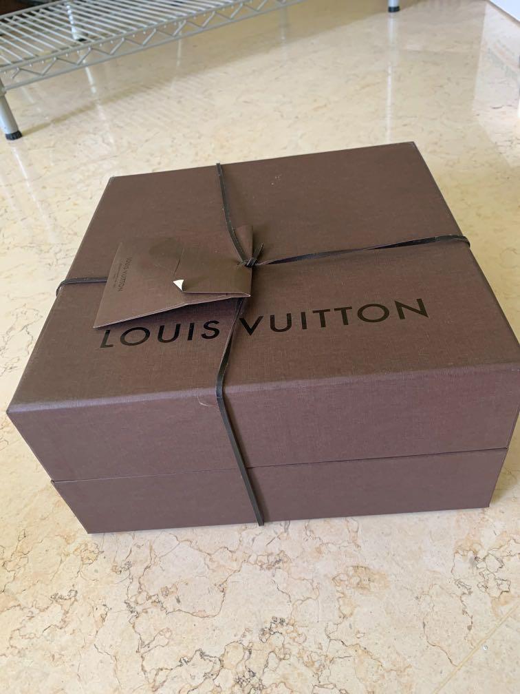 LV box empty (Category: Bags & Wallets) located in Singapore. Submitted by lkwe_mlbb (Listing ID 1017913752, Image 2). Description: LV empty box.