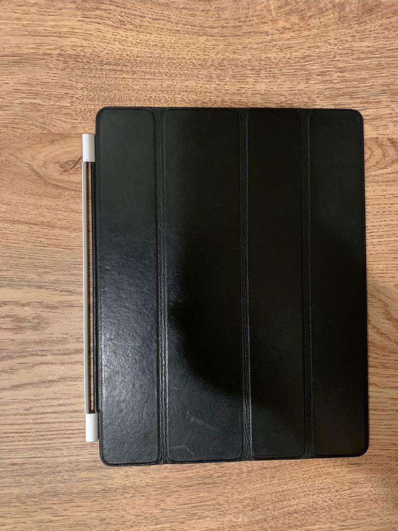 Original iPad 2 Leather Smart cover Black (Magnetic) (Category: Cases & Sleeves) located in Quezon City. Submitted by grinner888 (Listing ID 1018060135, Image 1). Description: Original Apple iPad 2 Magnetic Smart cover. In good condition.