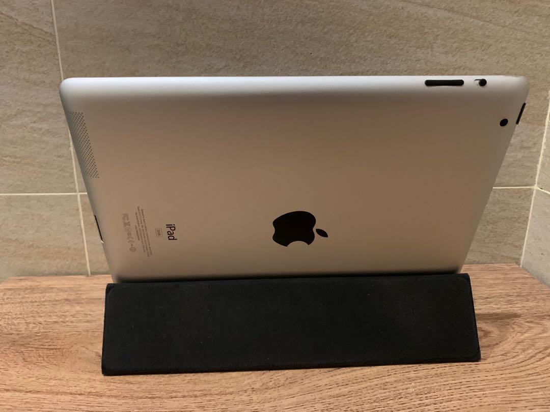 Original iPad 2 Leather Smart cover Black (Magnetic) (Category: Cases & Sleeves) located in Quezon City. Submitted by grinner888 (Listing ID 1018060135, Image 3). Description: Original Apple iPad 2 Magnetic Smart cover. In good condition.