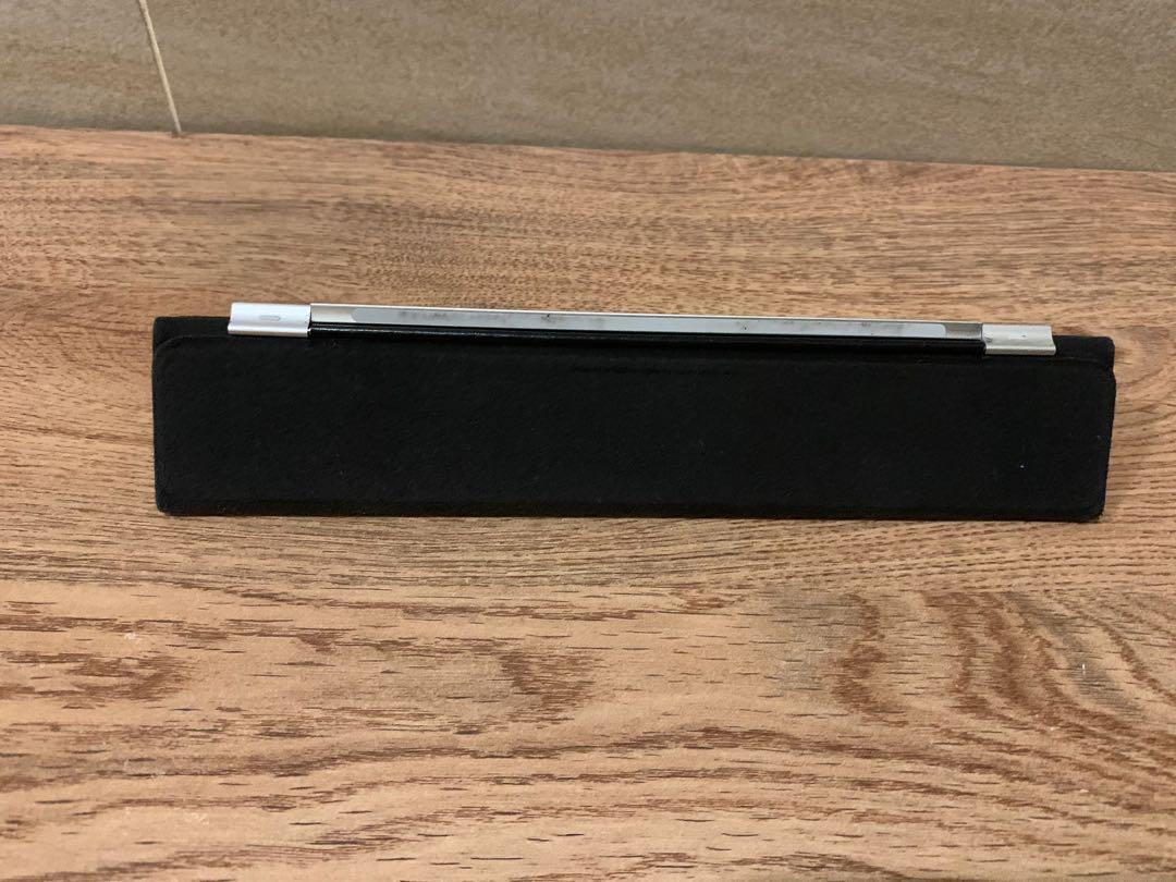 Original iPad 2 Leather Smart cover Black (Magnetic) (Category: Cases & Sleeves) located in Quezon City. Submitted by grinner888 (Listing ID 1018060135, Image 2). Description: Original Apple iPad 2 Magnetic Smart cover. In good condition.