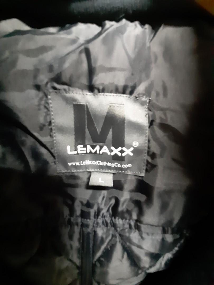 Winter Jacket (Category: Coats, Jackets and Outerwear) located in Singapore. Submitted by _lois (Listing ID 1017879041, Image 4). Description: ✅Still in good condition ✅Good as New ✅Bought in Vietnam, used only once there coz I didn't know it is winter that time RFS: Decluttering.
