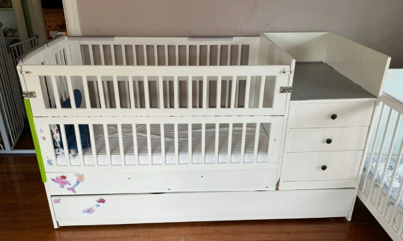Crib with pull out bed and diaper change combo Babies Kids