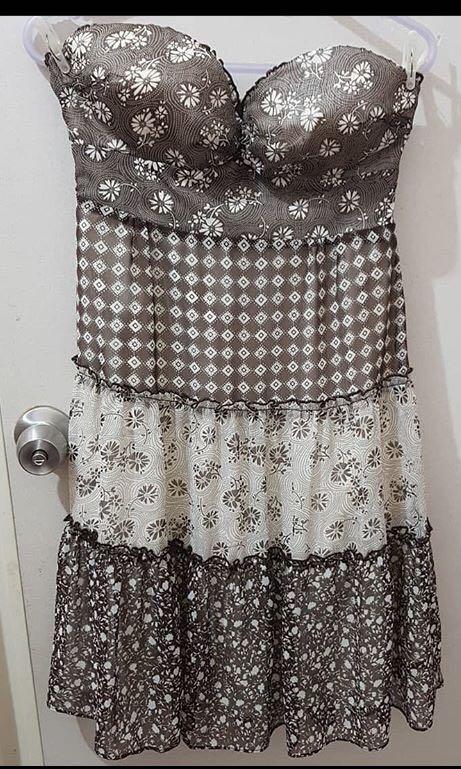 Guess Tube dress (Category: Dresses) located in Manila. Submitted by saabystone (Listing ID 1024813390, Image 1). Description: An impulse buy 🙈 M - Semi-large RFS: declutter and im fat for this dress payment via gcash or bpi Be safe :).
