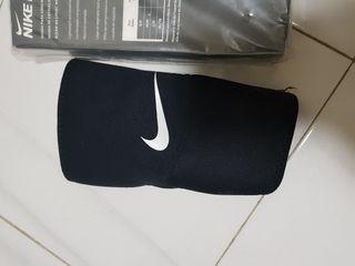 Nike pro 1 new 1 use(2 pair) for hand