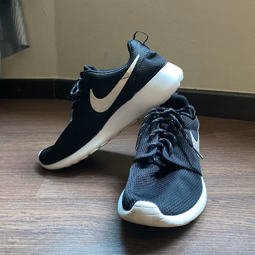 roshe run sneaker