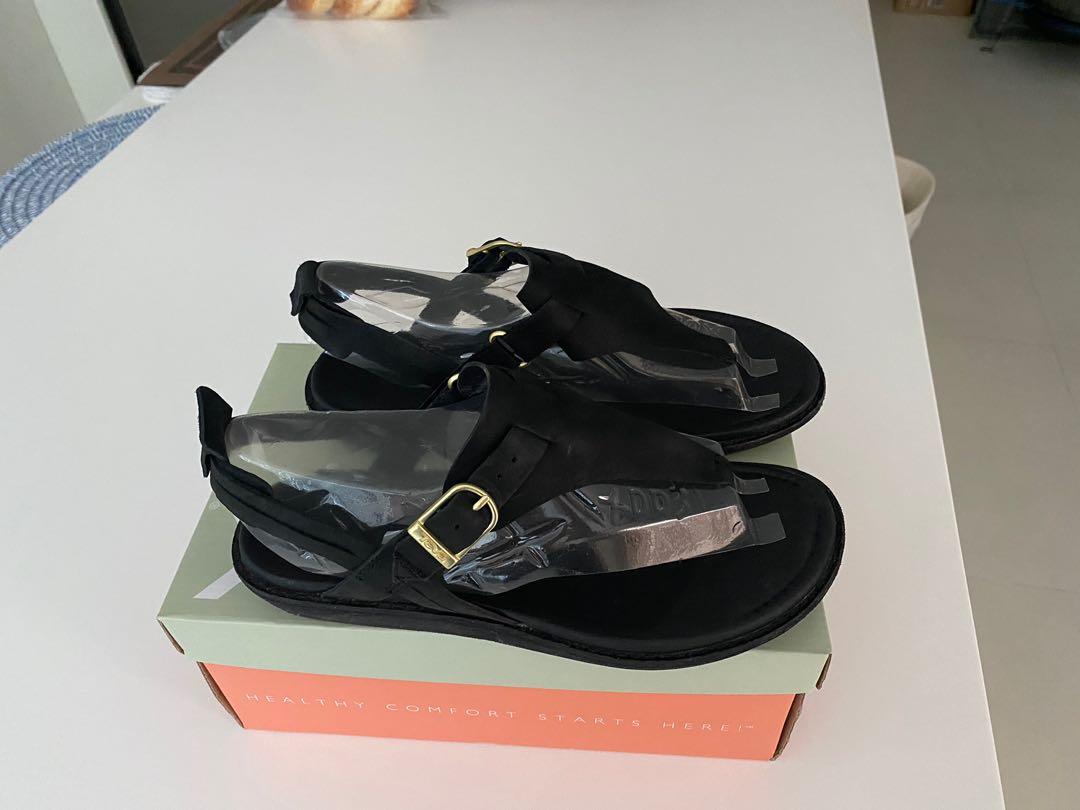 etienne aigner slides