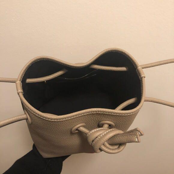 Vasic mini bag in taupe, 女裝, 手袋及銀包, 多用途袋- Carousell