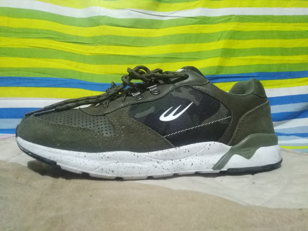 World balance camouflage shoes