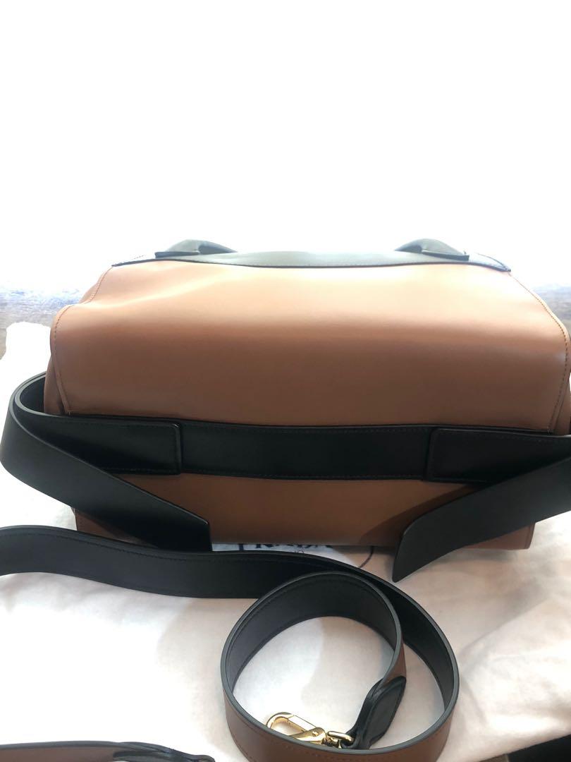Prada （分類：手袋及銀包）位於 Hong Kong。 由 coolgal98 提交（商品編號 1024945152，圖片 3）。簡介： 99.9% 新，有卡，有塵袋，銅鑼灣地鐵交收，不議價。