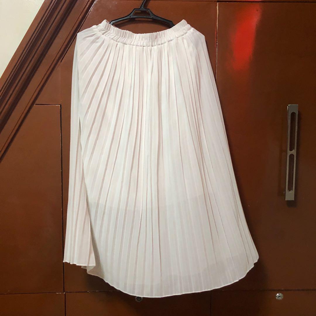 Sheer White Pleated Skirt (Category: Skirts) located in Manila. Submitted by declutter_manila (Listing ID 1024951159, Image 1). Description: Sheer Pleated Garterized With 2nd layer so legs aren’t see through .