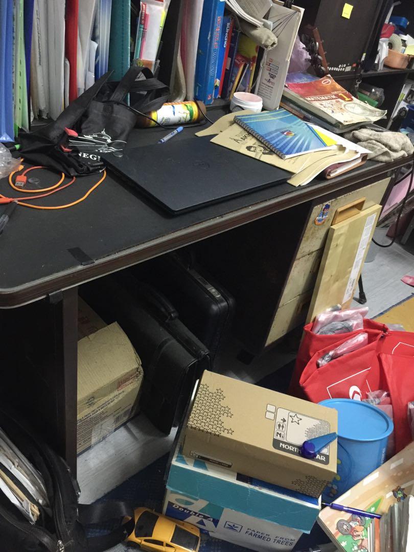 Study Table (Category: Tables & Sets) located in Bayan Lepas. Submitted by _manisa_ (Listing ID 1024888198, Image 2). Description: Ada 2 buah Keadaan masih kukuh Hanya karat pada depan laci Boleh cover dengan wall paper Guna sebagai meja study anak2 Nak letgo sebab rumah sempit RM150 for each Berbaloi sebagai study table guna berpuluh tahun pun masih tahan..