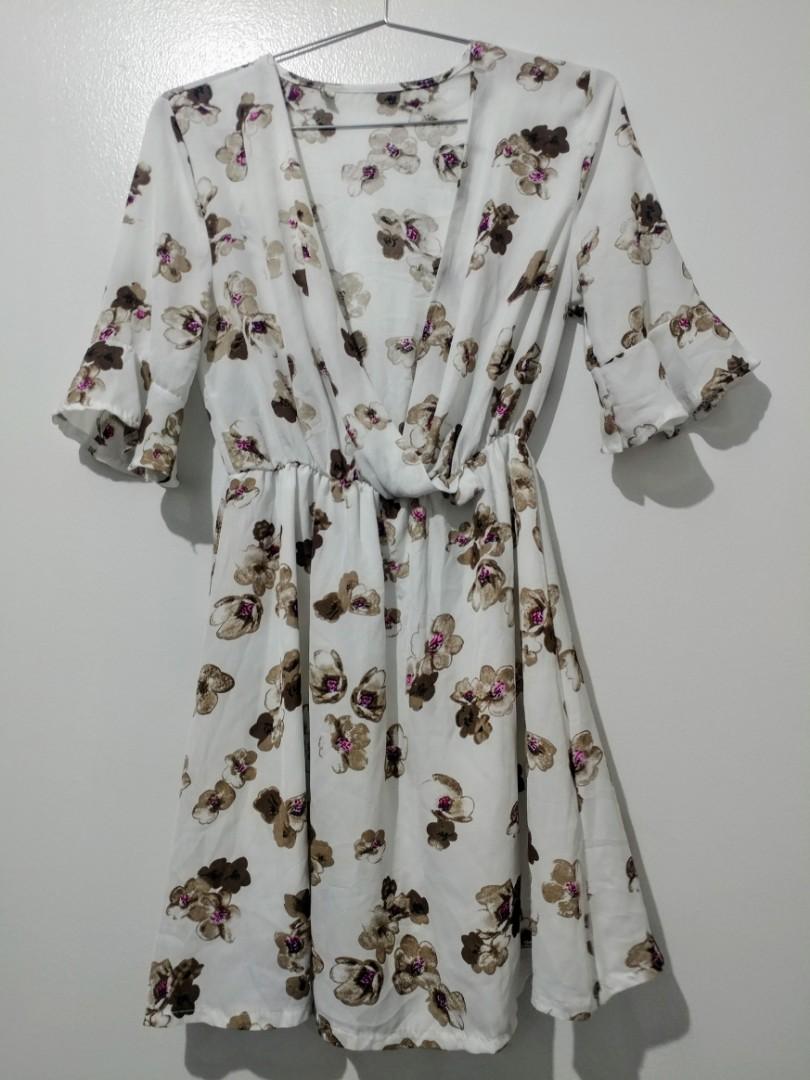 White Floral Dress (Preloved) (Category: Dresses) located in Manila. Submitted by yna1620 (Listing ID 1024929540, Image 1). Description: White Floral Dress (Preloved) Please message me for more information. Thanks!.