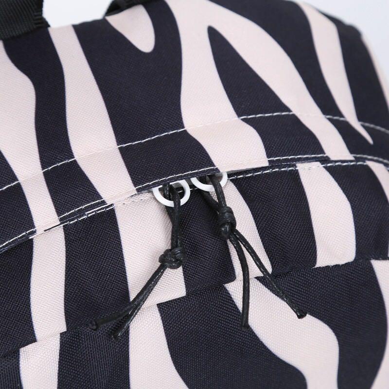 Converse Backpack （分類：背囊）位於 Hong Kong。 由 dodo__shop.hk 提交（商品編號 1018308490，圖片 3）。簡介： 💰320 【新款斑馬🦓紋款 】Converse經典款 尺寸:46。