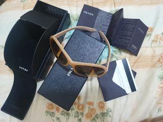 From 7,500 to 4,000. Authentic Prada.