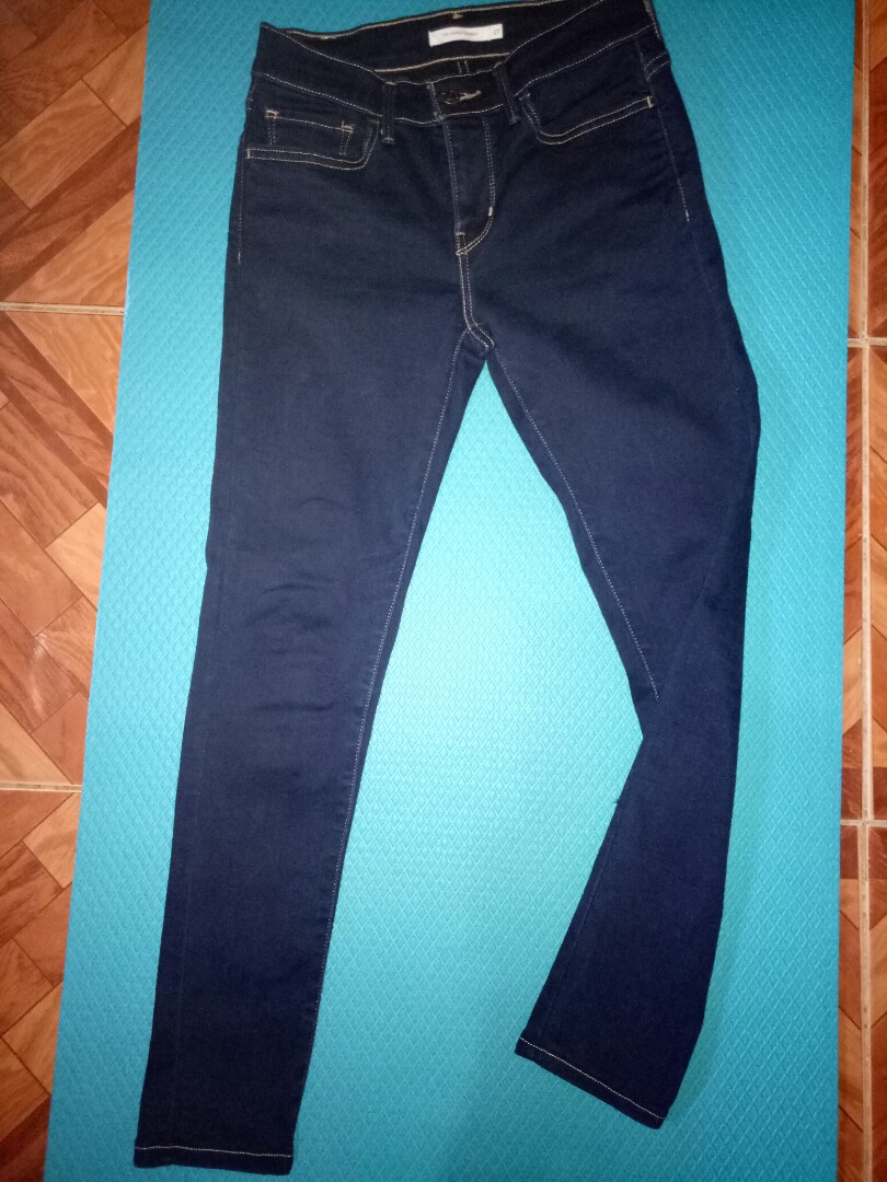 levi's dark blue jeans
