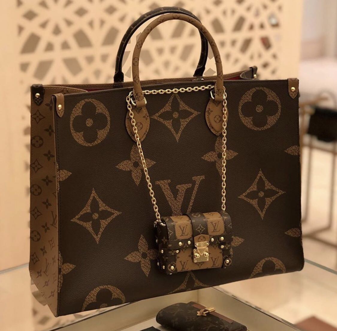 Louis Vuitton OnTheGo GM Monogram Tote Bag Lipstick Graffiti, Luxury, Bags  & Wallets on Carousell