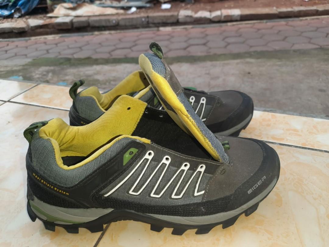 Nego Santay Eiger Sepatu Gunung Preloved 1x Pemakaian Fesyen Pria Sepatu Sepatu Boot Di Carousell