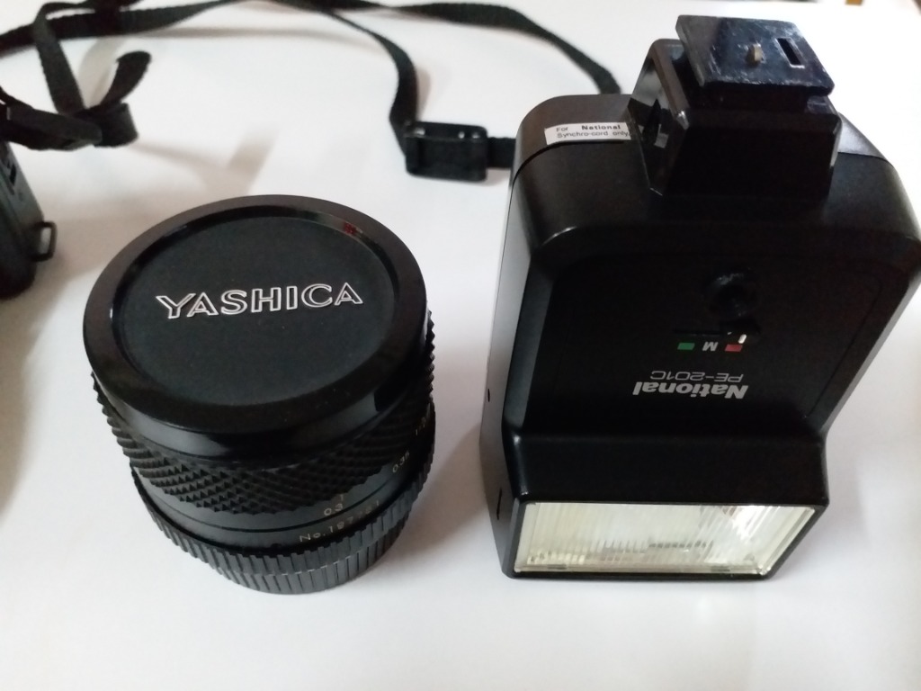 Yashica菲林相機連兩個鏡頭和閃光燈