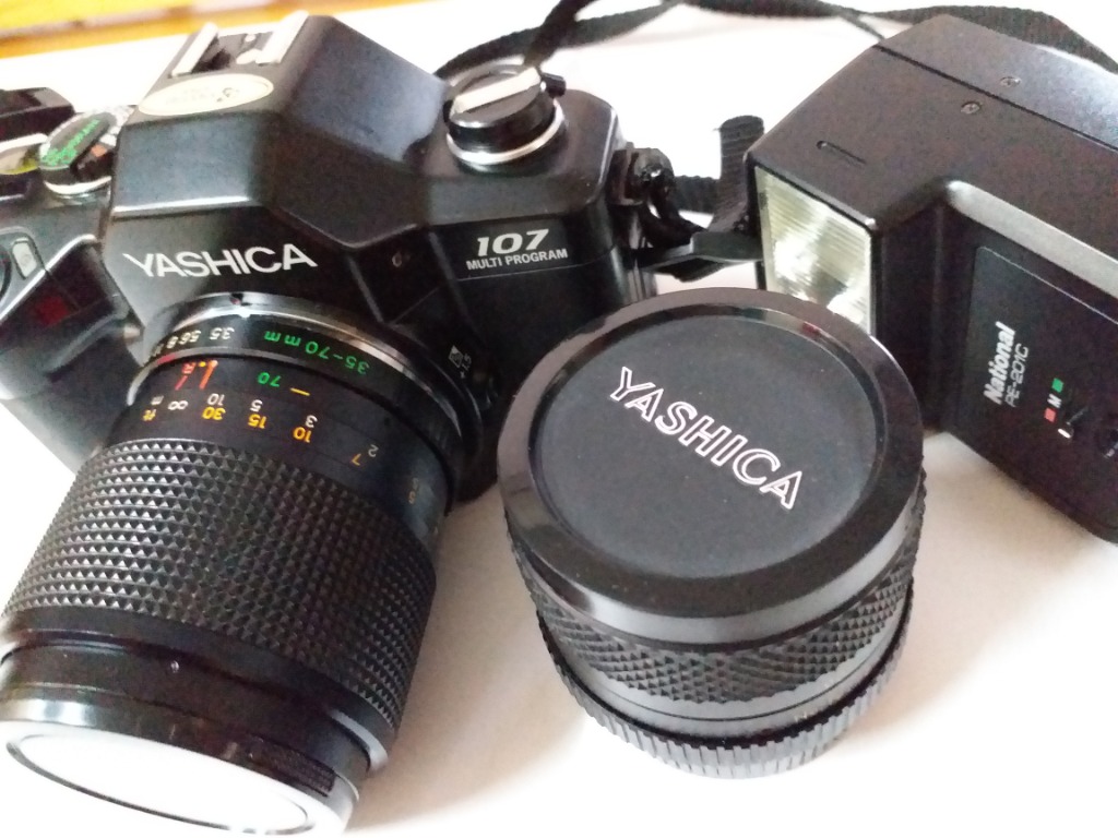 Yashica菲林相機連兩個鏡頭和閃光燈