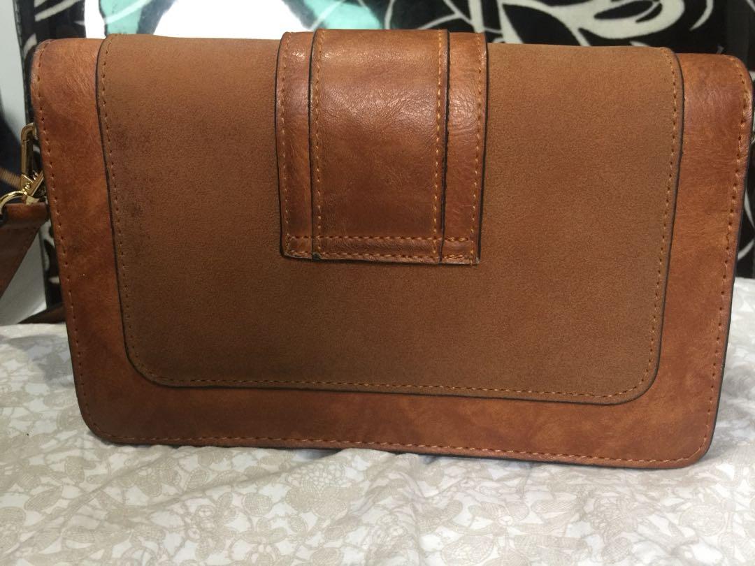 2 Design Shoulder Strap Sling Bag (Category: Shoulder Bags) located in Quezon City. Submitted by rmave (Listing ID 1018431700, Image 3). Description: Tan Sling Bag No Brand With 2 different bag strap design Brand New RFS: Decluttering, Closet Clean Up Price: P650 Last Price: P400 Pick Up Fee by the Buyer Location: Quezon City.