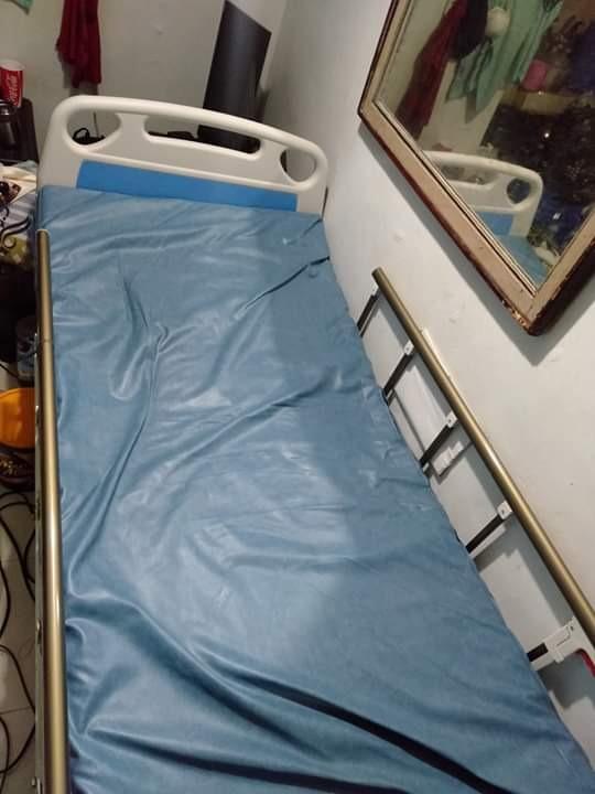 2nd Hand Hospital Bed 2 cranks, Furniture & Home Living, Furniture, Bed Frames & Mattresses on
