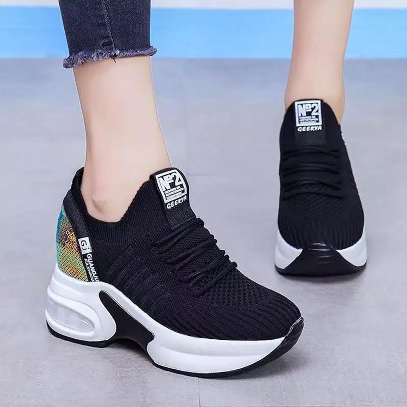 sepatu sneakers