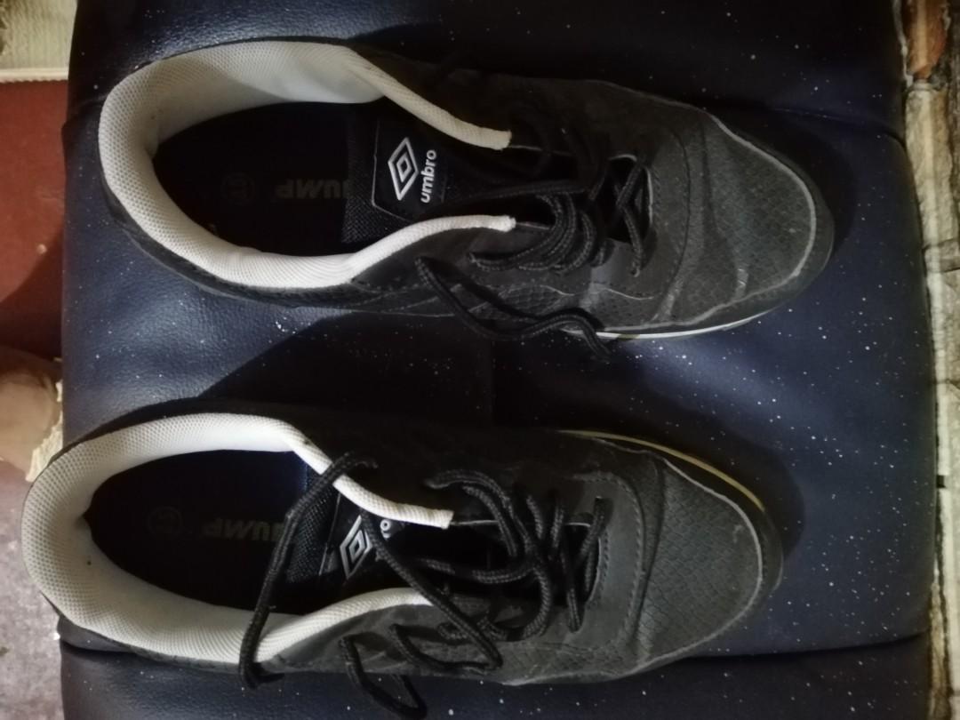 umbro walking shoes
