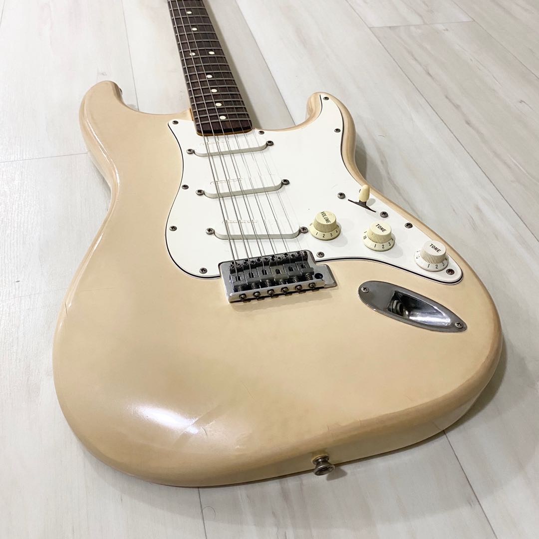 Fender Stratocaster *Fender Lace Sensor Pickups, Electric Guitar Gibson