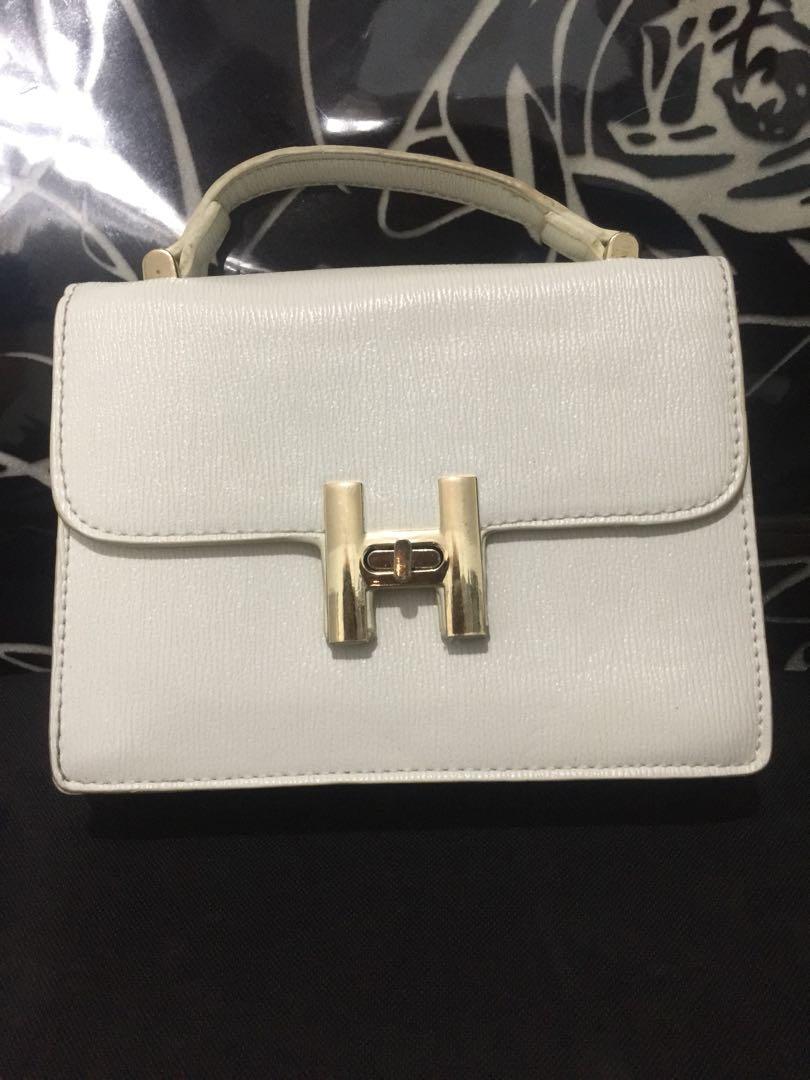 Hermes Inspired Sling Buy 1 Take 1 (Category: Cross-body Bags) located in Quezon City. Submitted by rmave (Listing ID 1018427097, Image 2). Description: 2 Elegant Party Sling Bags: White- Hermes Inspired 2 way-sling & handbag Black- No Brand China Made Both Brand New, Given as a gift, Never Been Used Both Shiny Gold Hardwares RFS: Decluttering, Closet Clean Up Price: P900 Last Price; P500 for 2 party bags(Last Price) Pick Up Fee by the buyer Loca