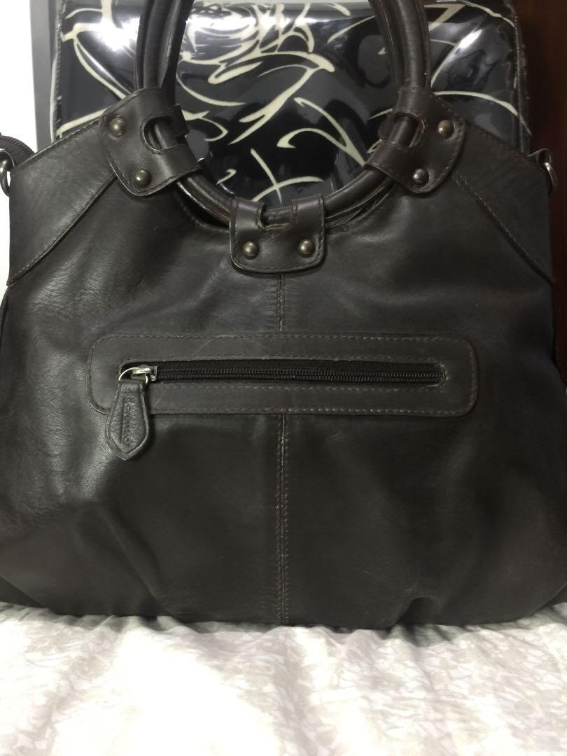 Lorenzo Genuine Leather Handbag (Category: Luxury Bags & Wallets) located in Quezon City. Submitted by rmave (Listing ID 1018416434, Image 2). Description: Lorenzo Handbag Genuine Leather Elegant and Cute With sign of usage RFS:Decluttering, Closet Clean Up Price:P1,000 Last Price: P600 ( dont ask, fixed na!) Pick Up Fee by the Buyer Location: Quezon City.