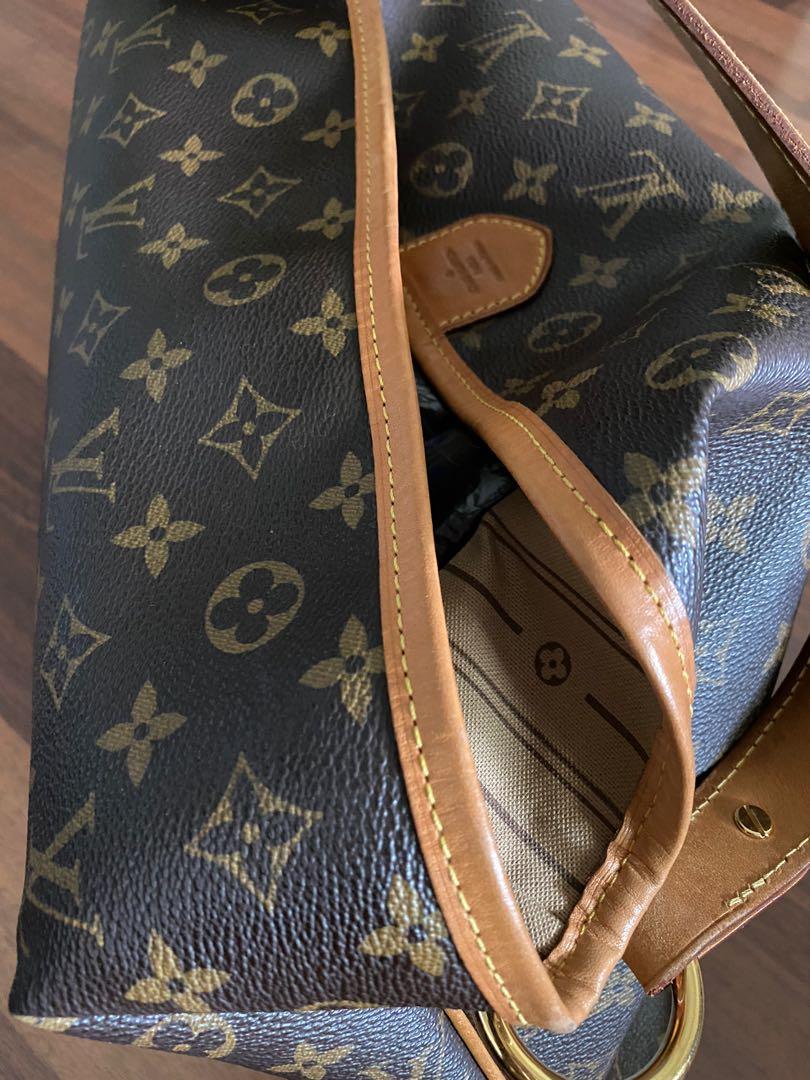 Louis Vuitton Delightful MM monogram shoulder bag. Excellent pre-owned  condition, tan canvas interior. Clasp closure. Always…