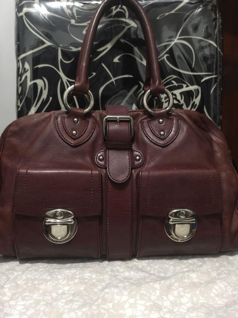 Marc Jacobs Genuine Leather Authentic (Category: Luxury Bags & Wallets) located in Quezon City. Submitted by rmave (Listing ID 1018047157, Image 1). Description: Marc Jacobs Genuine Leather Handbag Authentic/Original From US Very Durable Thick Genuine Leather Check flaws on last 2 pictures Me konting discoloration(not obvious) and Minor scratches sa handle You can place a twilly scarf to cover ang minor scratches sa handle Reason for Selling: Dec