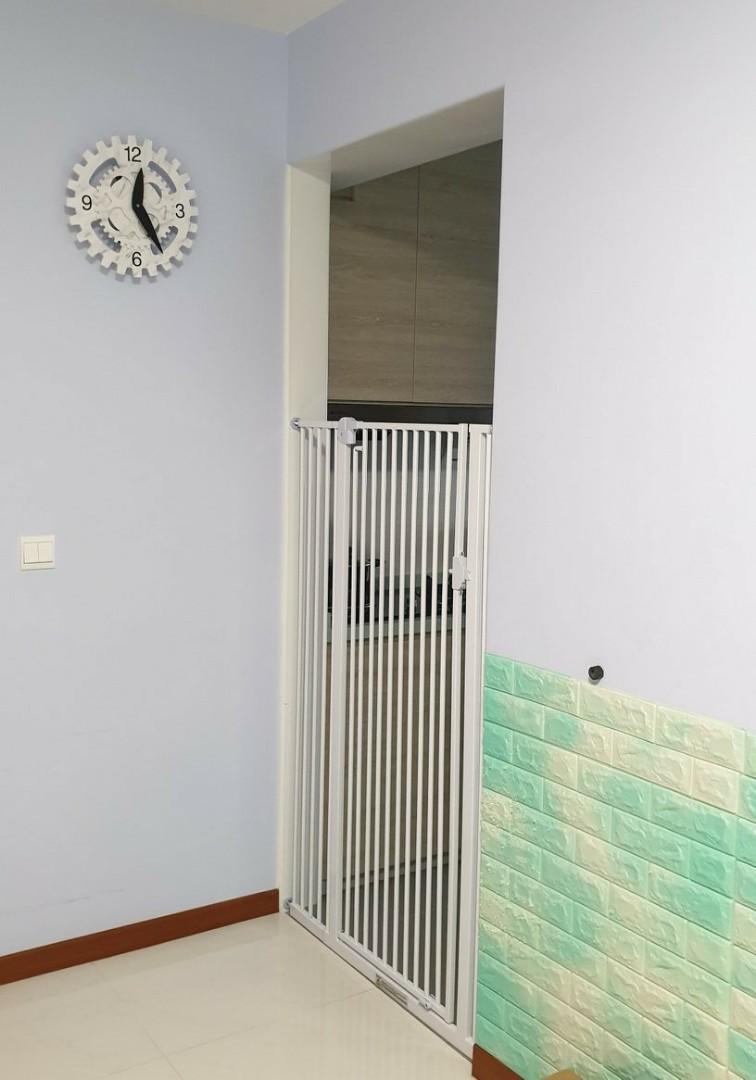 No Drill Cat Pets Safety Gate, Pet Supplies, Homes & Other Pet Accessories on Carousell