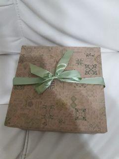 Papemelroti gift box with ribbon