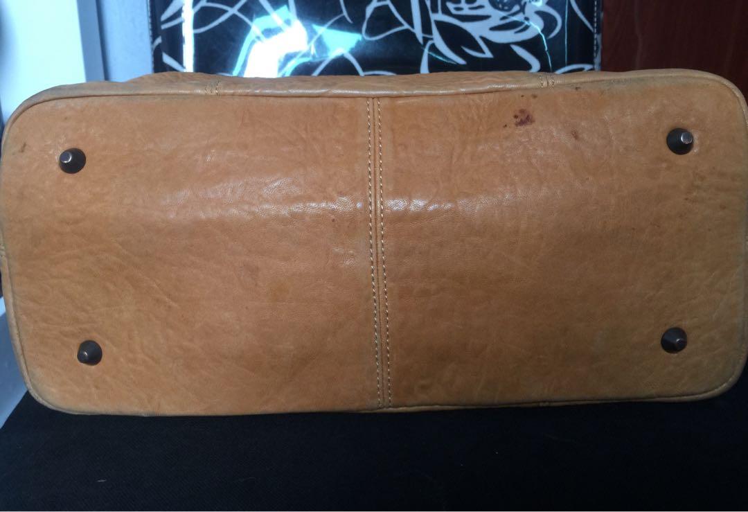 Rabeanco Authentic (Category: Luxury Bags & Wallets) located in Quezon City. Submitted by rmave (Listing ID 1018412585, Image 3). Description: Rabeanco Authentic Genuine Leather With etiketa Rubs on corners only, NOT butas In good condition RFS: Decluttering, Closet Clean Up Price: P1,500 Last Price: P700 ( Fixed Na, dont ask again) Pick Up price by the buyer Location: Quezon City .