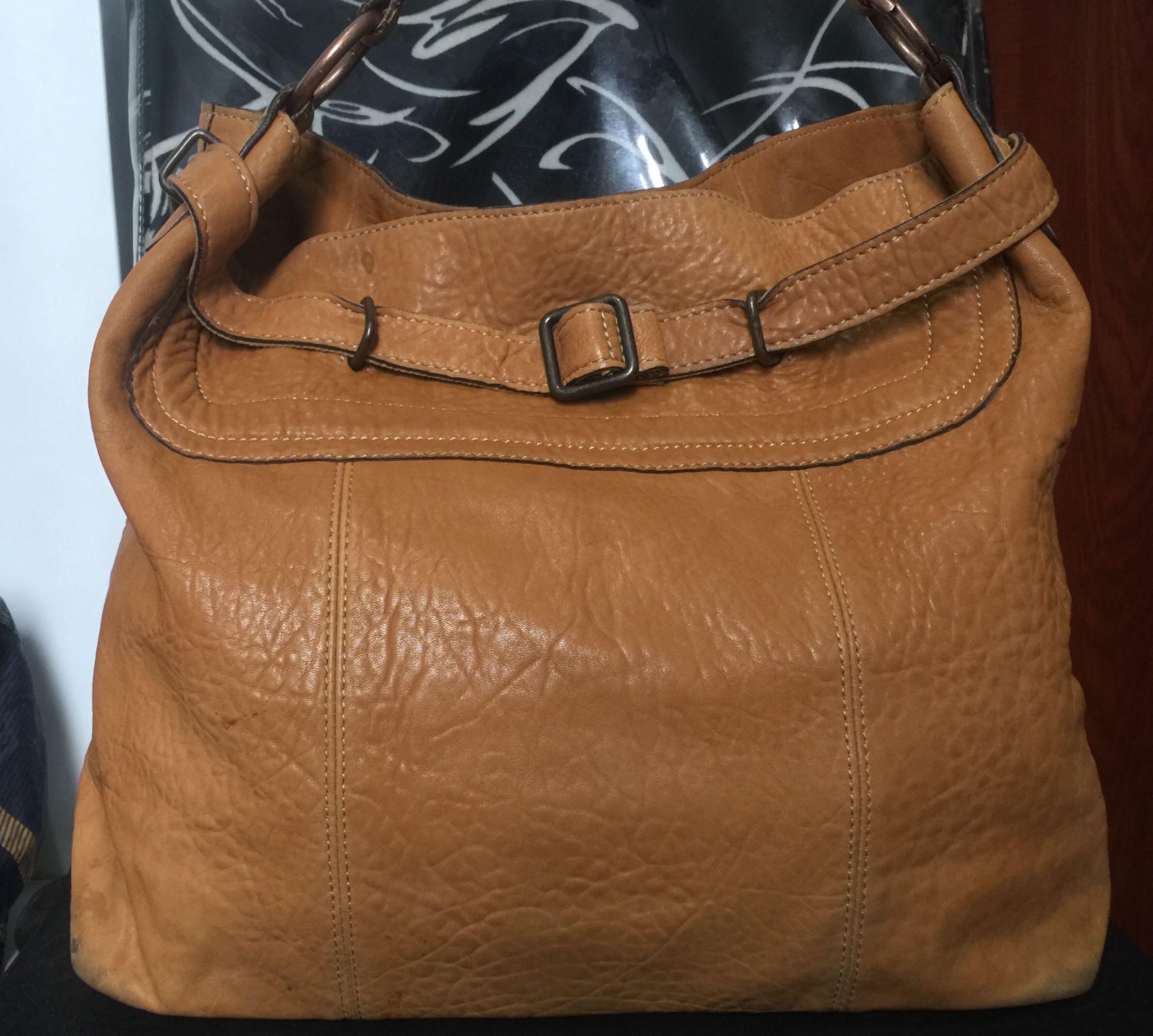 Rabeanco Authentic (Category: Luxury Bags & Wallets) located in Quezon City. Submitted by rmave (Listing ID 1018412585, Image 1). Description: Rabeanco Authentic Genuine Leather With etiketa Rubs on corners only, NOT butas In good condition RFS: Decluttering, Closet Clean Up Price: P1,500 Last Price: P700 ( Fixed Na, dont ask again) Pick Up price by the buyer Location: Quezon City .