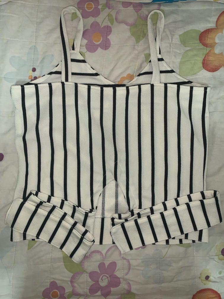Super cute cropped top (Category: Others Tops) located in Makati City. Submitted by cheapclothesph (Listing ID 1018464584, Image 2). Description: Pwede mong itali sa likod 💕.