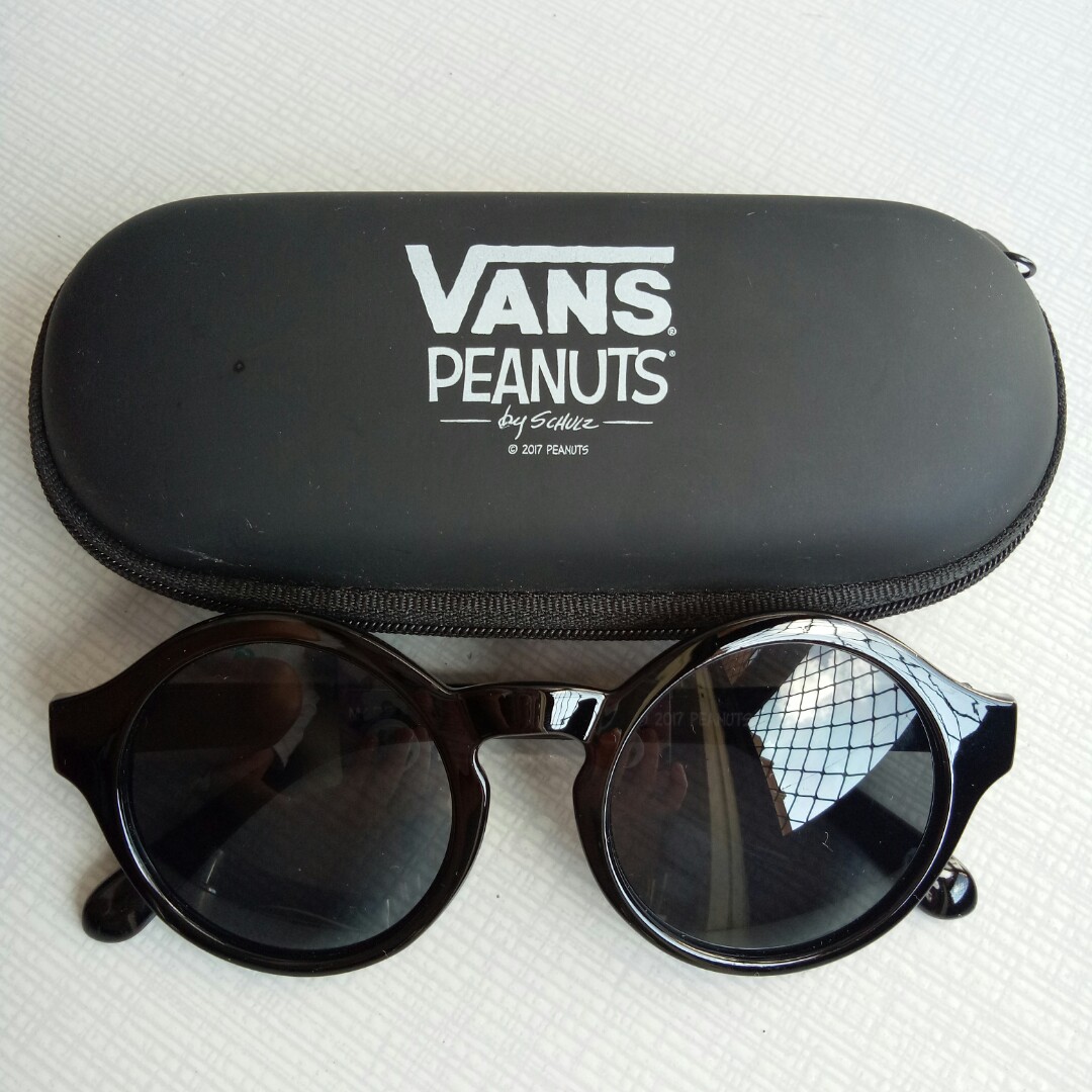 doce Orientar Mentor Vans x Peanuts Sunglasses, Women's Fashion, Watches & Accessories,  Sunglasses & Eyewear on Carousell