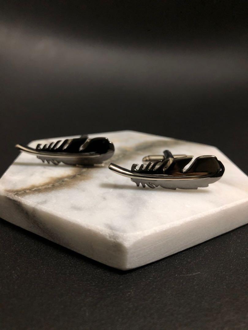Feather Cufflinks （分類：袖口扣）位於 Hong Kong。 由 up2udetails 提交（商品編號 1018798455，圖片 1）。簡介： 之前一出好快就賣哂！ 剛返新貨！ 羽毛Cufflinks $108一對👍👍 送一個Cufflinks 專用盒！ 可面交（地點可商討）🚂🚂 可郵寄（需另加$10）！ 或順豐到付📬📬📦 Follow us on IG@up2udetailshop Contact us@ up2udetailshops@gmail.com Whatsapp@ +852 60187039。