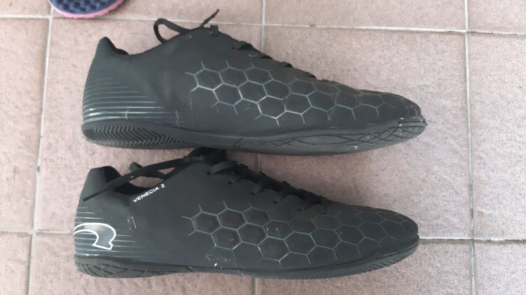 Kasut futsal kronos Men s Fashion Footwear Casual shoes on