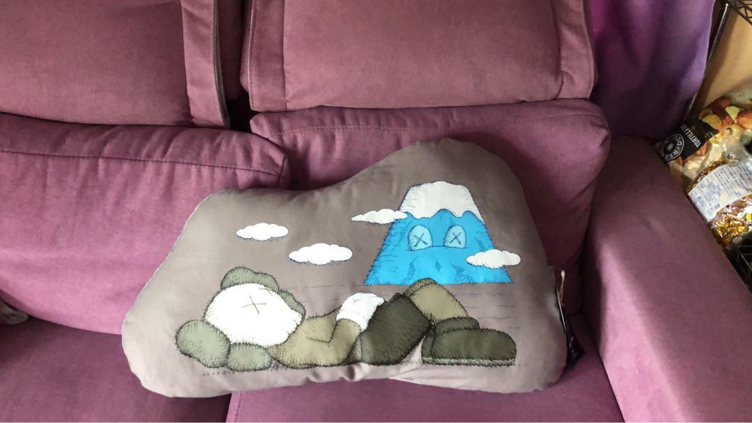 KAWS holiday Japan Cushion, 其他, 其他- Carousell