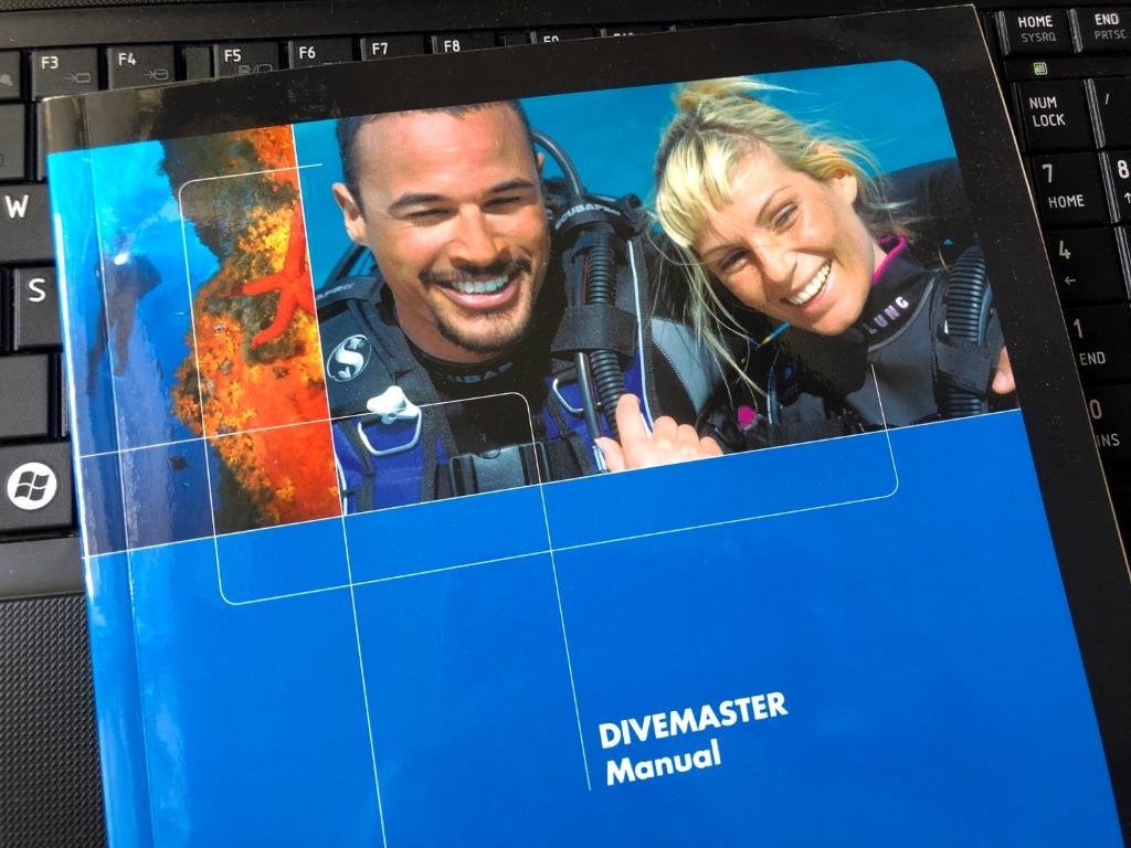 PADI Divemaster Crew Pack 99新 PADI潛水長全套教材 (連雷射貼紙), 興趣及遊戲, 書本 & 文具, 小朋友