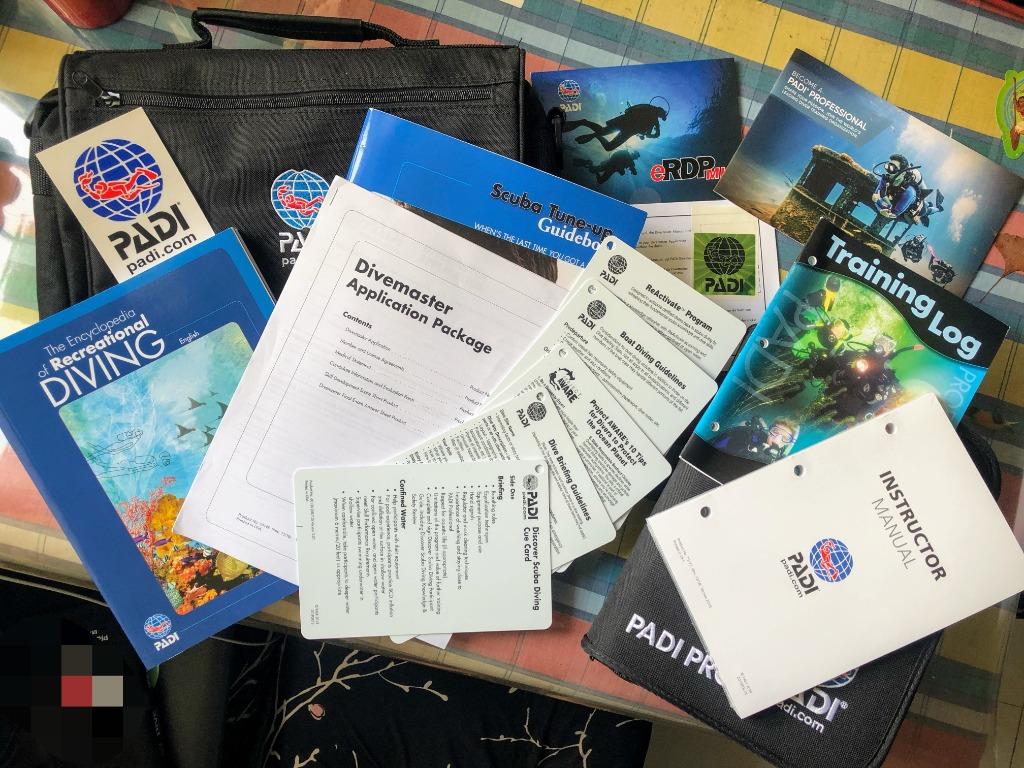 Padi Divemaster Crew Pack 99 新padi潛水長全套教材 連雷射貼紙 教科書 Carousell