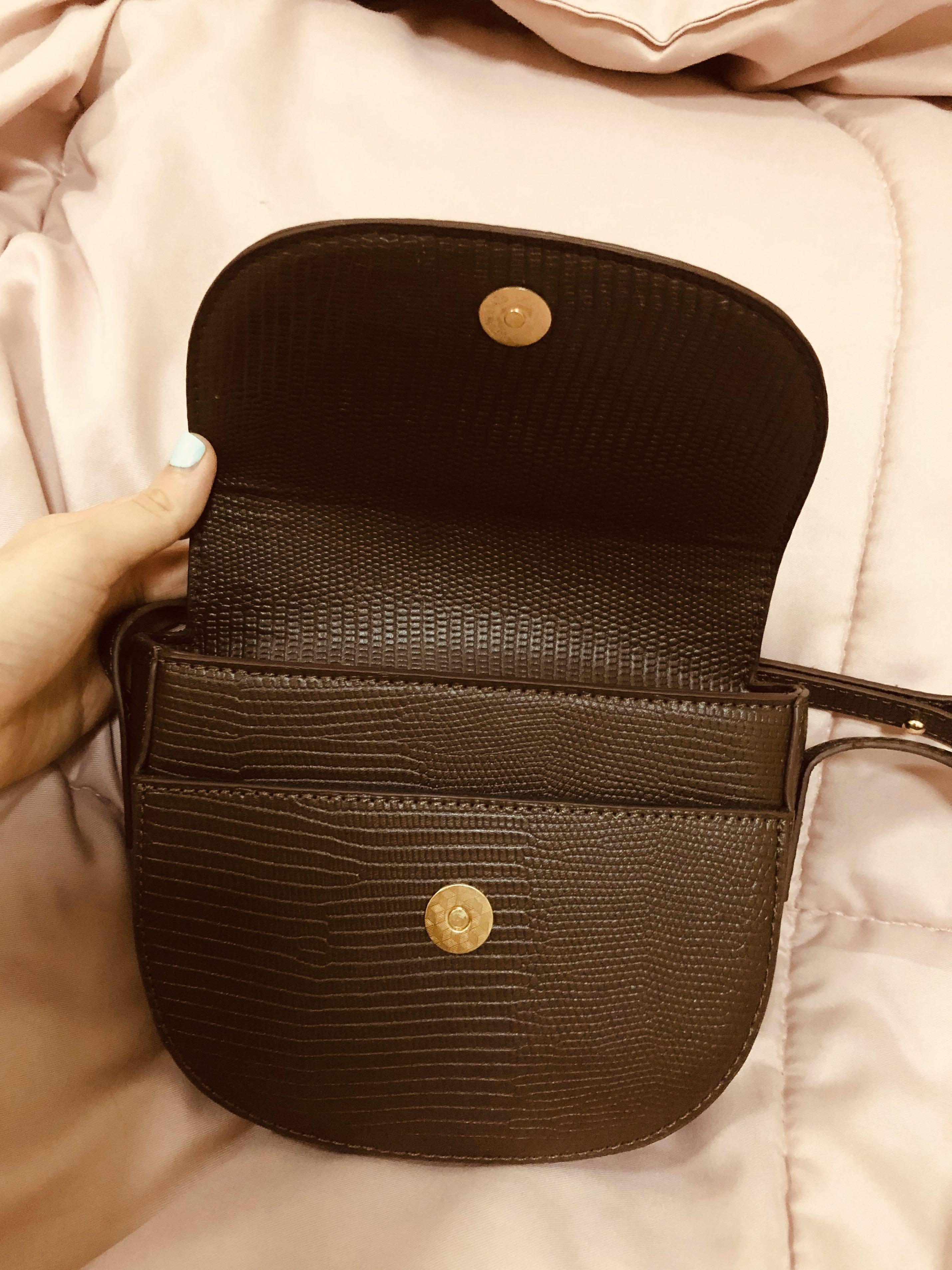 Preloved Basic Crossbody Bag (Category: Tote Bags) located in Kuala Lumpur. Submitted by janehhhpreloved (Listing ID 1018763290, Image 3). Description: Preloved Basic Crossbody Bag - only wore for 2 times, look like brand new! - strap is adjustable. - basic design, can match it different outfit for different occasion. - selling because it was an impulsive buy. .