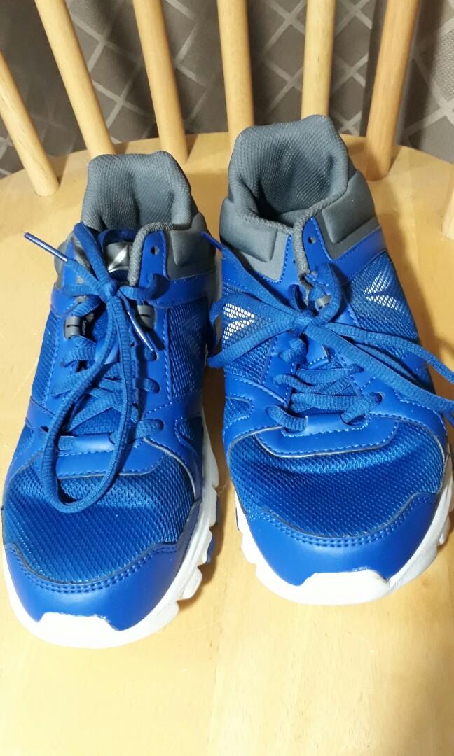 REEBOK Walking Shoe Size 6, Sports 