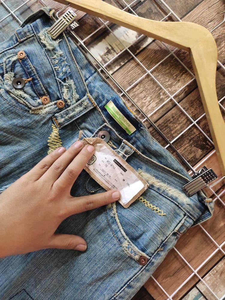 Ripped jeans banana seven, Fesyen Wanita, Pakaian Wanita, Bawahan di  Carousell